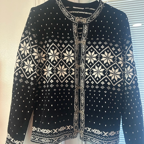 Nice warm coat, short with brooches, black and white with Christmas design - Picture 1 of 5